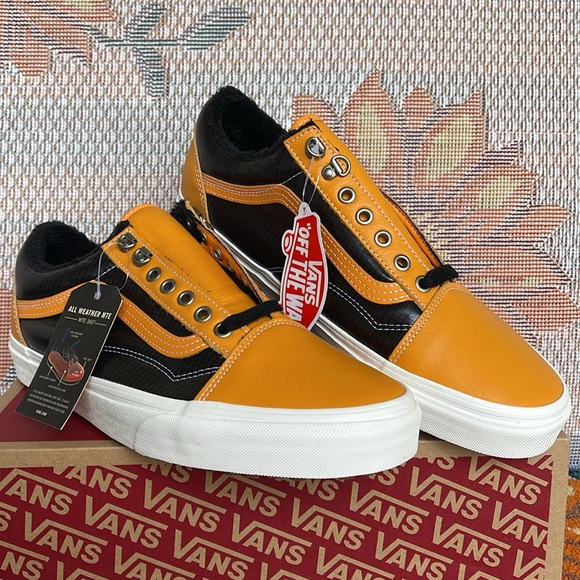 Vans Men’s Old Skool Mte (Mte) Apricot/Black
VN0A348F2NF
Sneakers All Weather - Picture 5 of 16